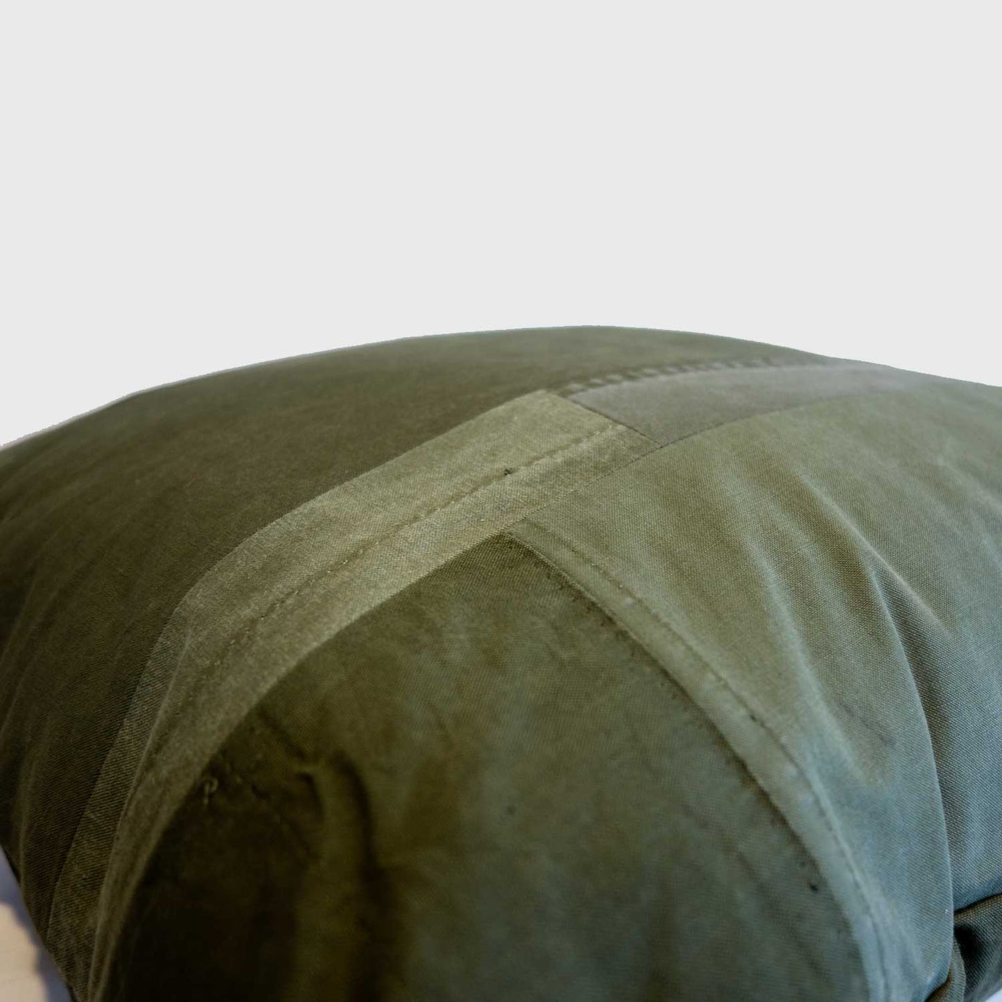 TK-Boro クッション・ミニ(US軍ヴィンテージテントパッチワーククッションBOROスタイル)|T.K GARMENT SUPPLY|リメイク・リサイクル・ナチュラルをメインコンセプトとして掲げたブランド 横から