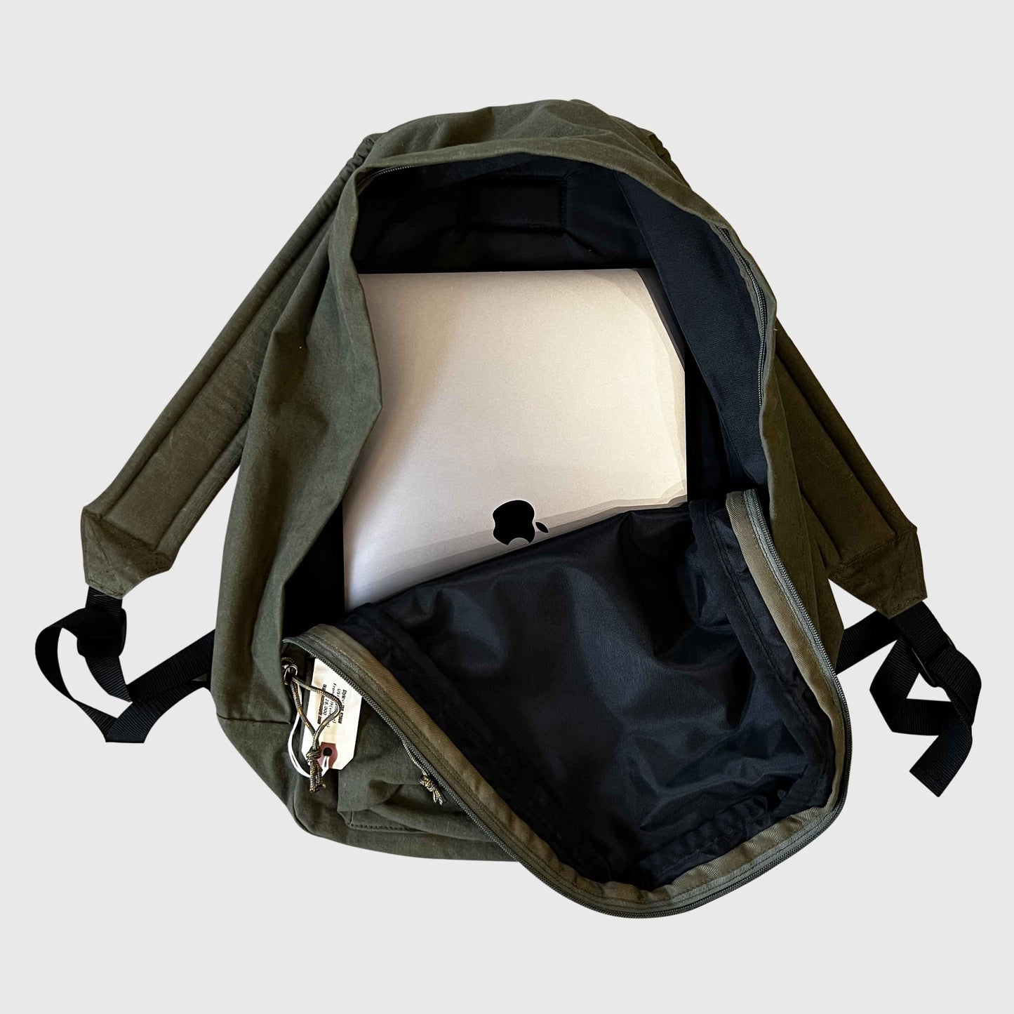 Backpack-バックパック使用イメージ3MacBook Proも入ります(USビンテージテントリメイク)T.K GARMENT SUPPLY|リメイク・リサイクル・ナチュラルをメインコンセプトとして掲げたブランド