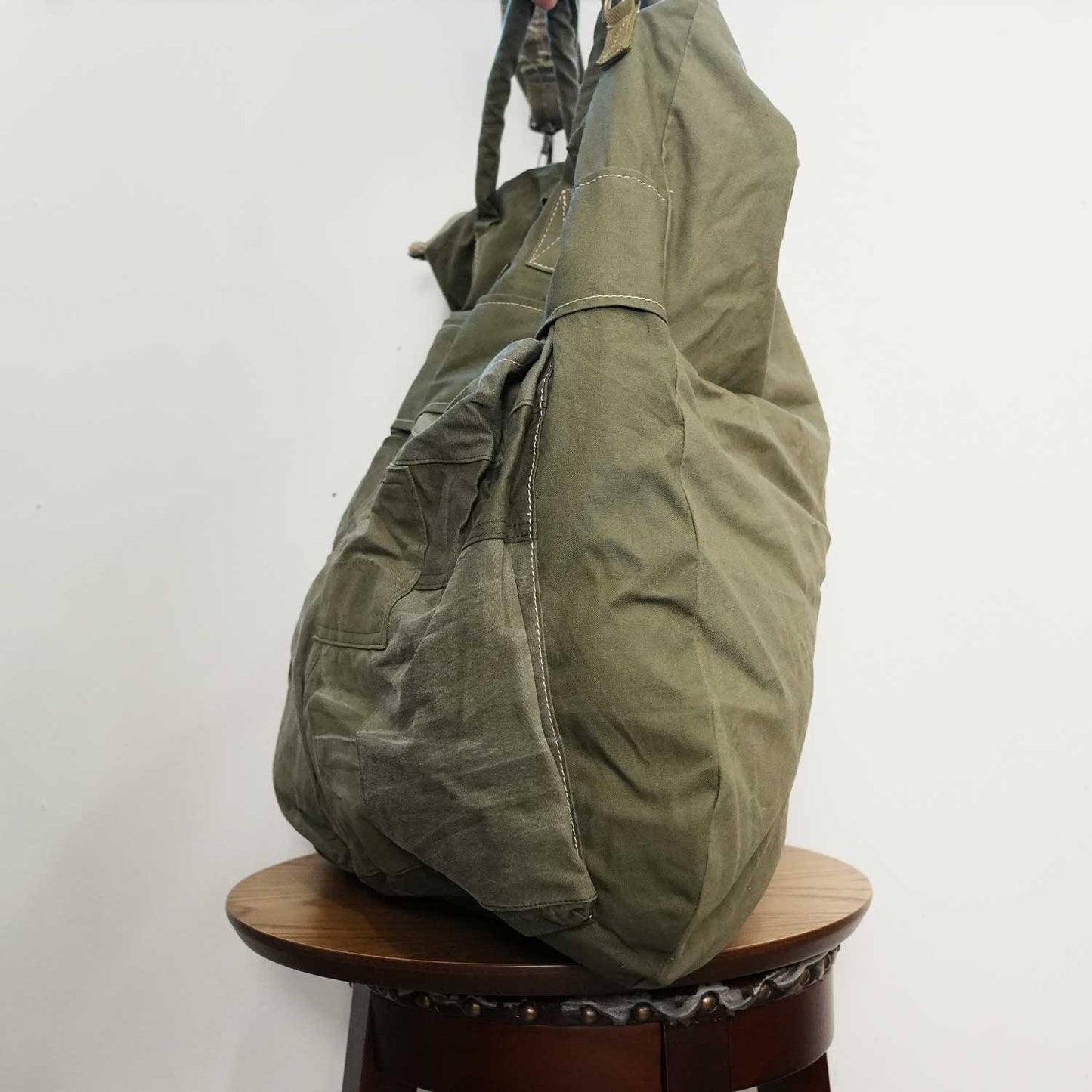 1950年代 50's アメリカ軍 USアーミーのスリーピングバッグ生地 リメイクショルダーバッグ(ヘルメットバッグ)  Lサイズ【T.K GARMENT SUPPLY】