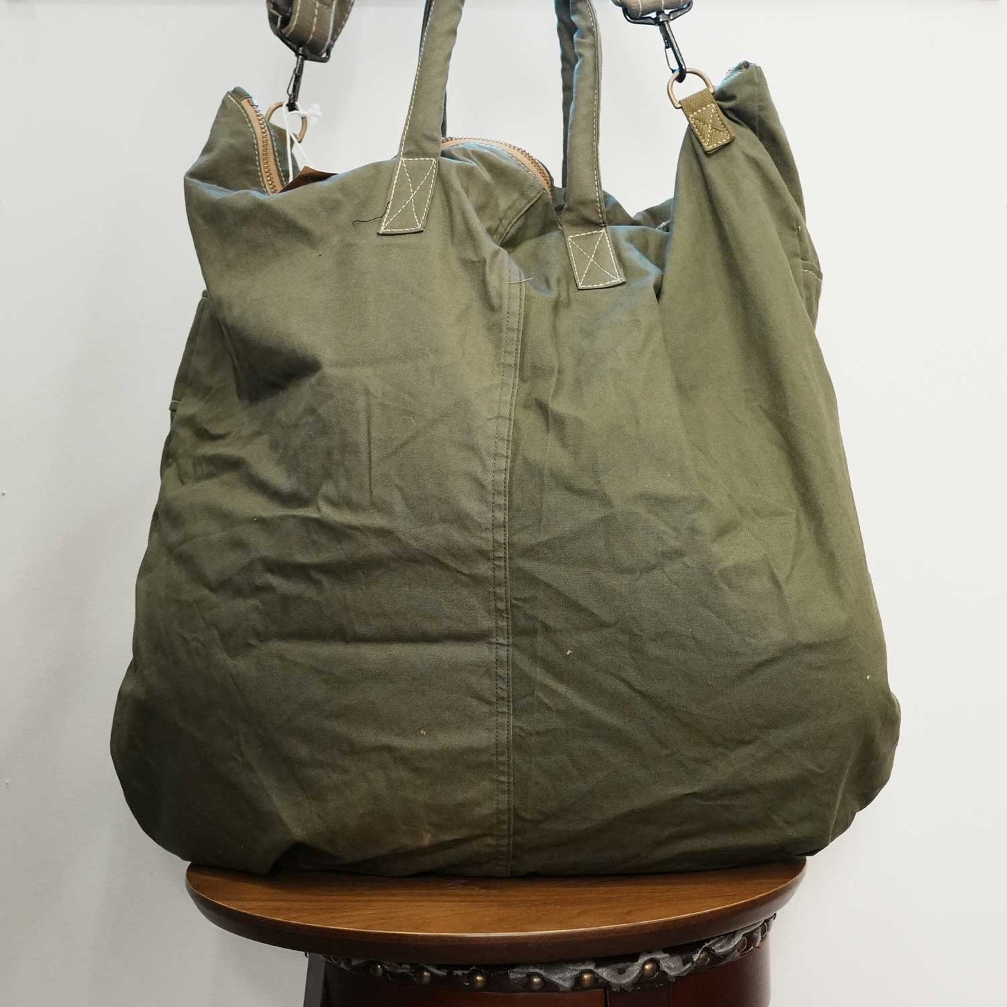 1950年代 50's アメリカ軍 USアーミーのスリーピングバッグ生地 リメイクショルダーバッグ(ヘルメットバッグ)  Lサイズ【T.K GARMENT SUPPLY】