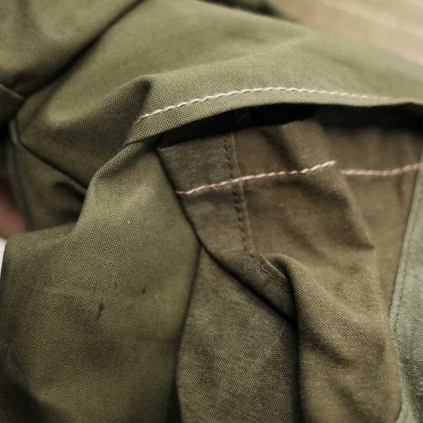 1950年代 50's アメリカ軍 USアーミーのスリーピングバッグ生地 リメイクショルダーバッグ(ヘルメットバッグ)  Lサイズ【T.K GARMENT SUPPLY】