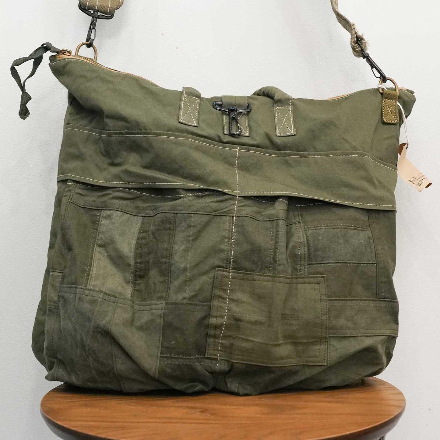 1950年代 50's アメリカ軍 USアーミーのスリーピングバッグ生地 リメイクショルダーバッグ(ヘルメットバッグ)  Mサイズ【T.K GARMENT SUPPLY】