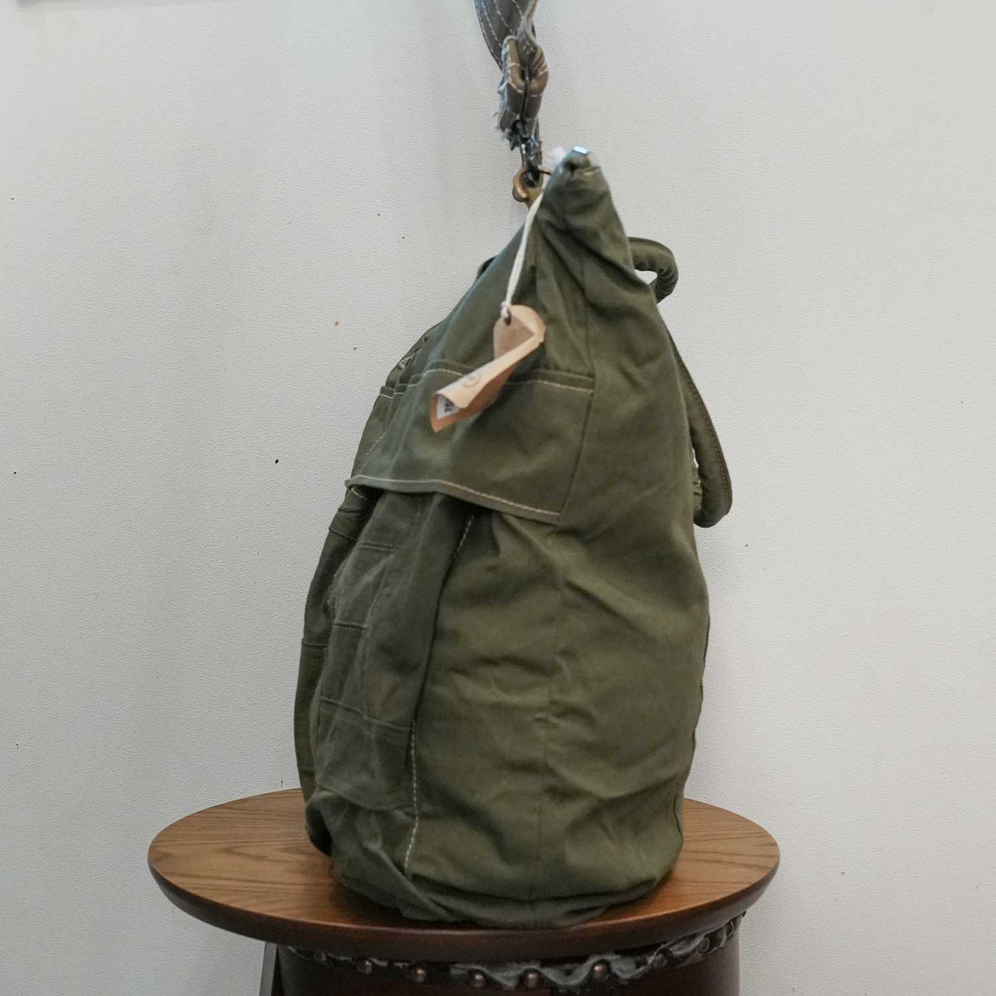 1950年代 50's アメリカ軍 USアーミーのスリーピングバッグ生地 リメイクショルダーバッグ(ヘルメットバッグ)  Mサイズ【T.K GARMENT SUPPLY】