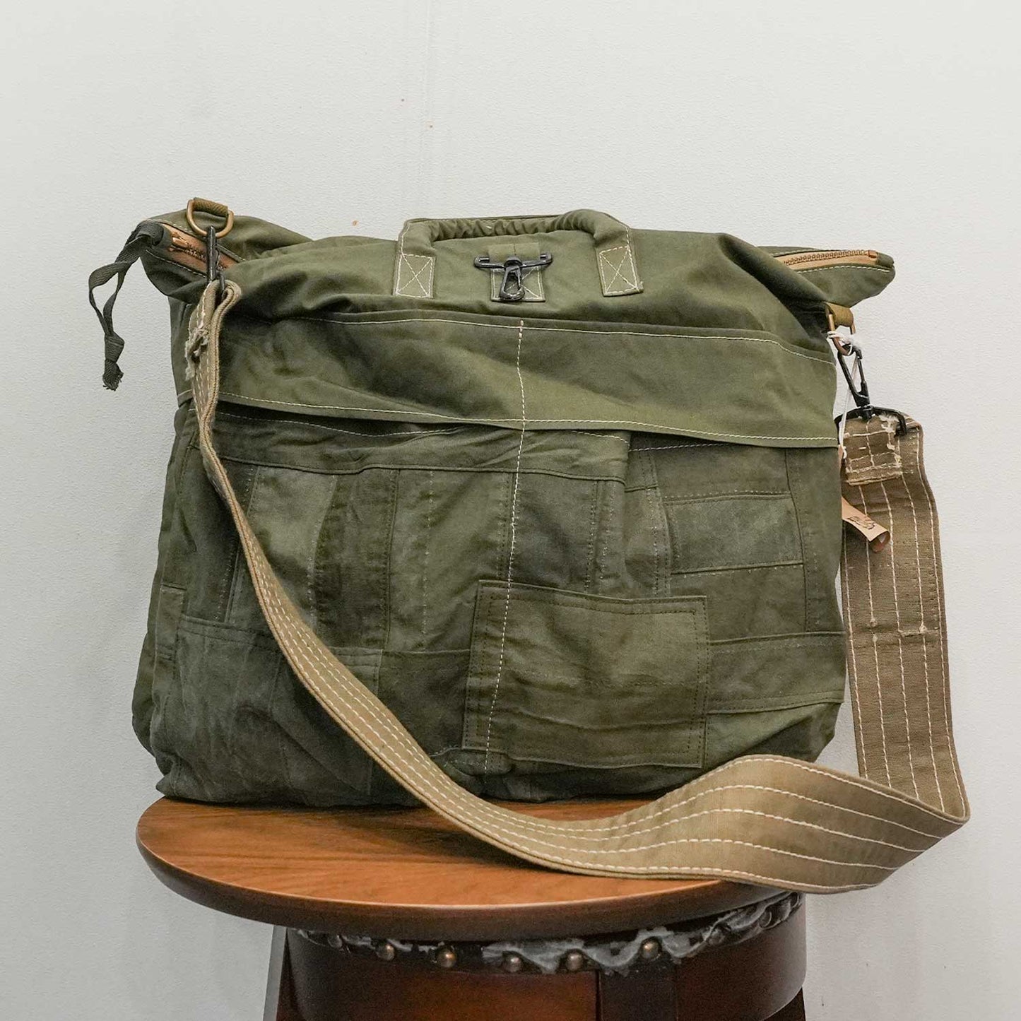 1950年代 50's アメリカ軍 USアーミーのスリーピングバッグ生地 リメイクショルダーバッグ(ヘルメットバッグ)  Mサイズ【T.K GARMENT SUPPLY】
