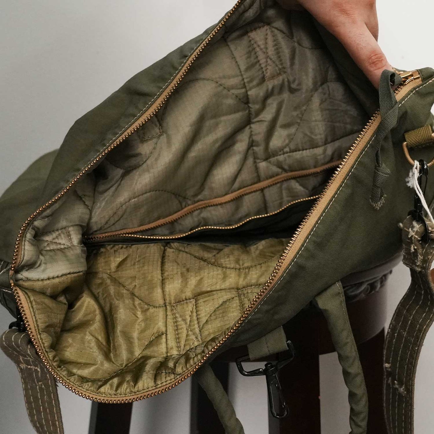 1950年代 50's アメリカ軍 USアーミーのスリーピングバッグ生地 リメイクショルダーバッグ(ヘルメットバッグ)  Mサイズ【T.K GARMENT SUPPLY】