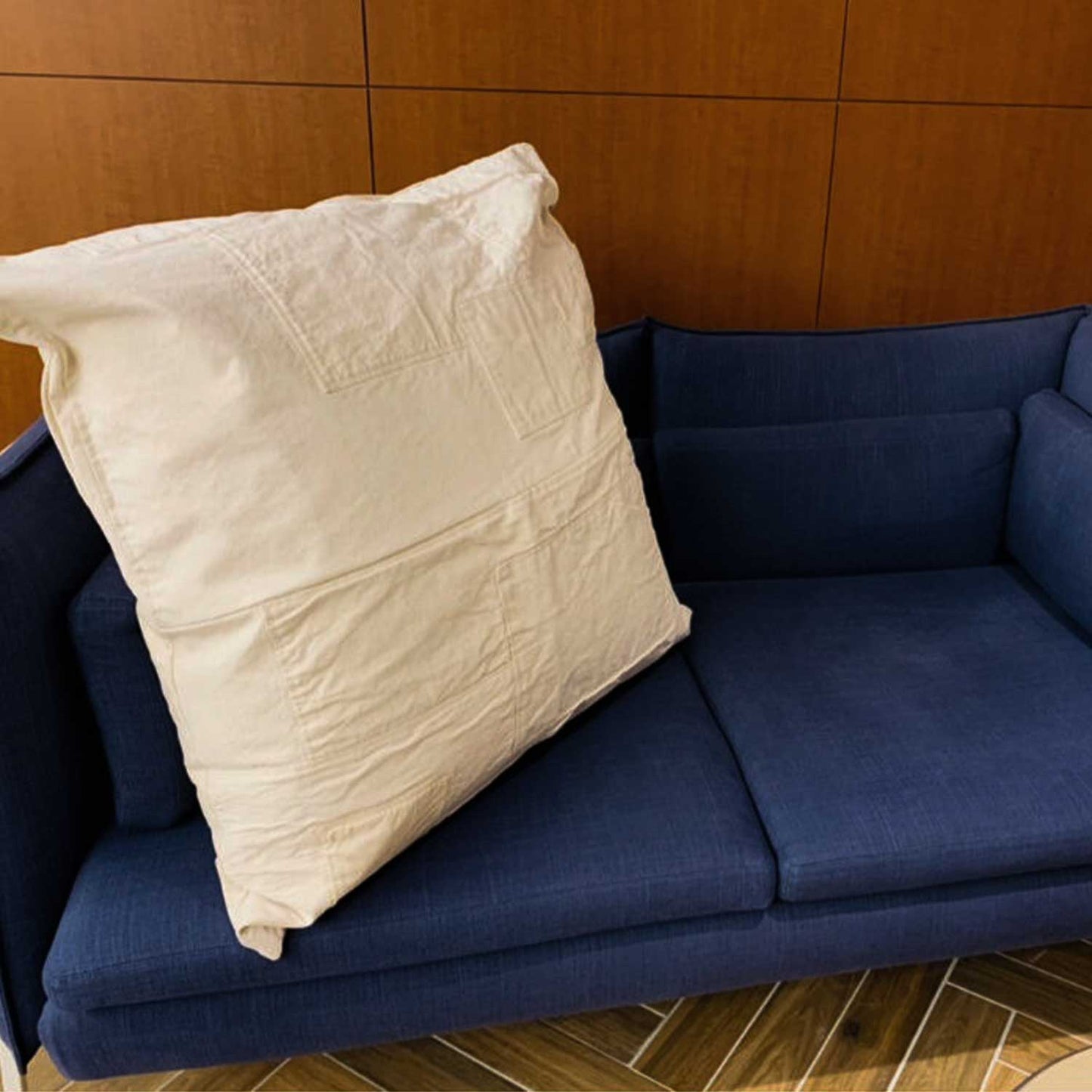 商品管理 TK-Boro クッション（Canvas）(日本製帆布生地パッチワーククッションBOROスタイル)90cm角｜T.K GARMENT SUPPLY｜リメイク・リサイクル・ナチュラルをメインコンセプトとして掲げたブランド　ソファイメージ