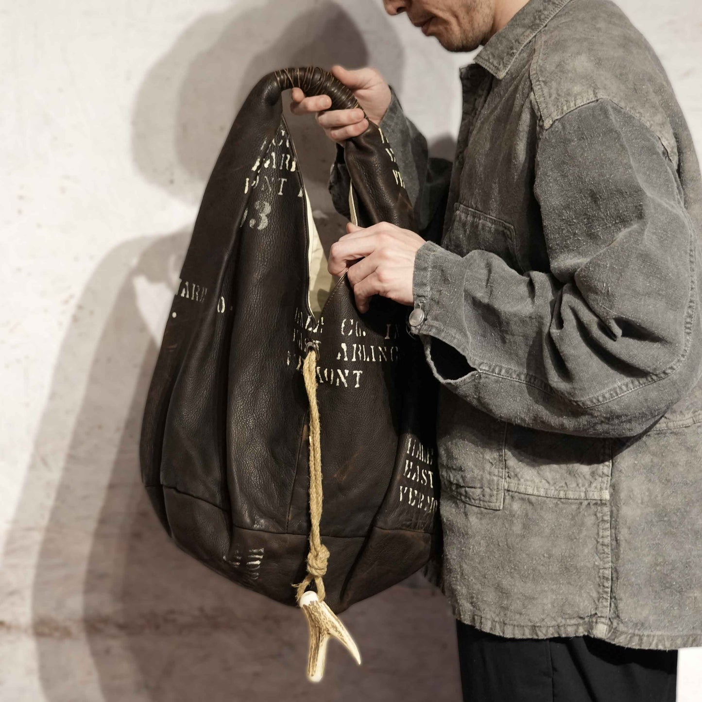 ショルダーバッグ(ビンテージレザー(鹿皮)リメイク)｜T.K GARMENT SUPPLY｜リメイク・リサイクル・ナチュラルをメインコンセプトとして掲げたブランド　サイズ感