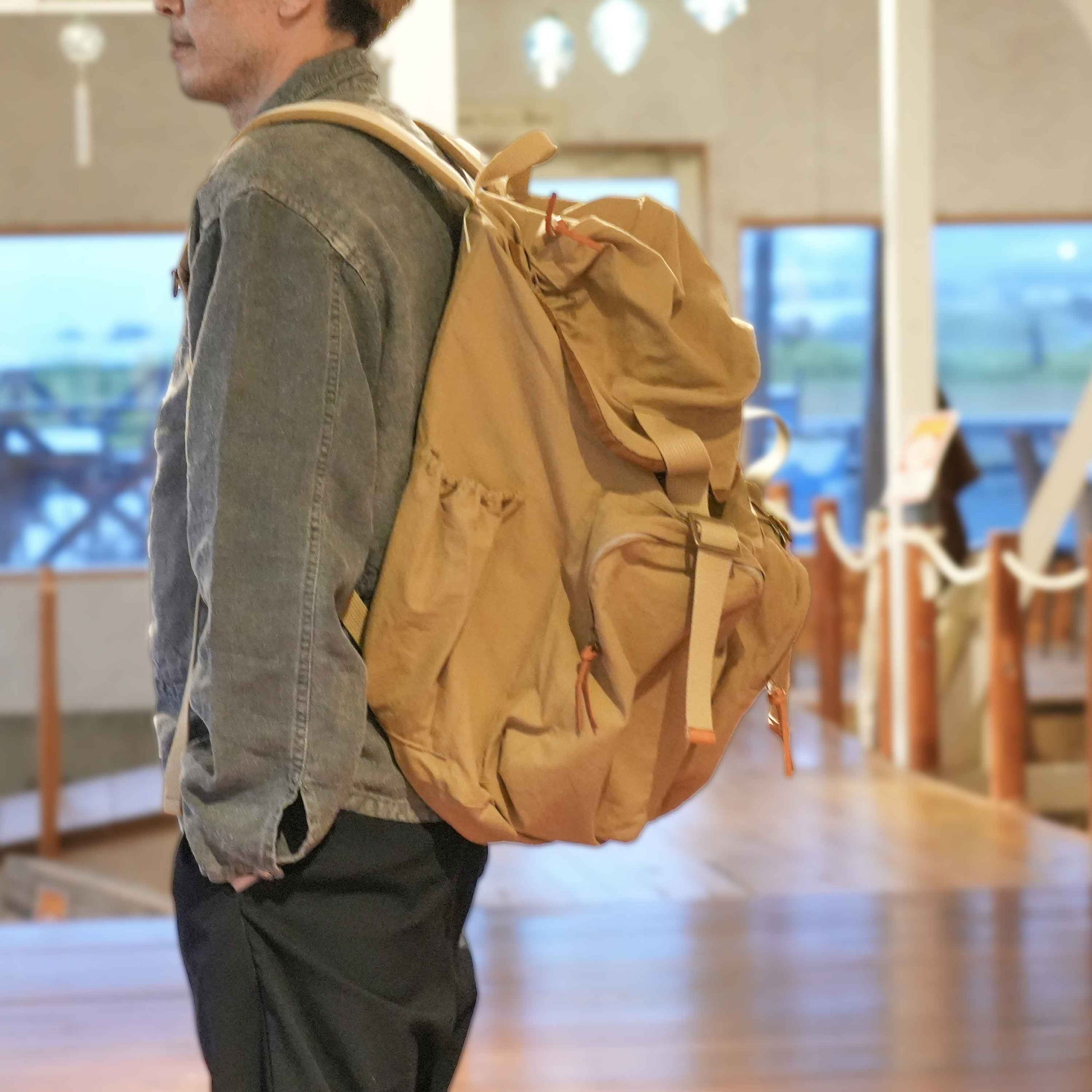 BIG Backpack横からのイメージ（フランス軍ビンテージテントリメイク）T.K GARMENT SUPPLY｜リメイク・リサイクル・ナチュラルをメインコンセプトとして掲げたブランド