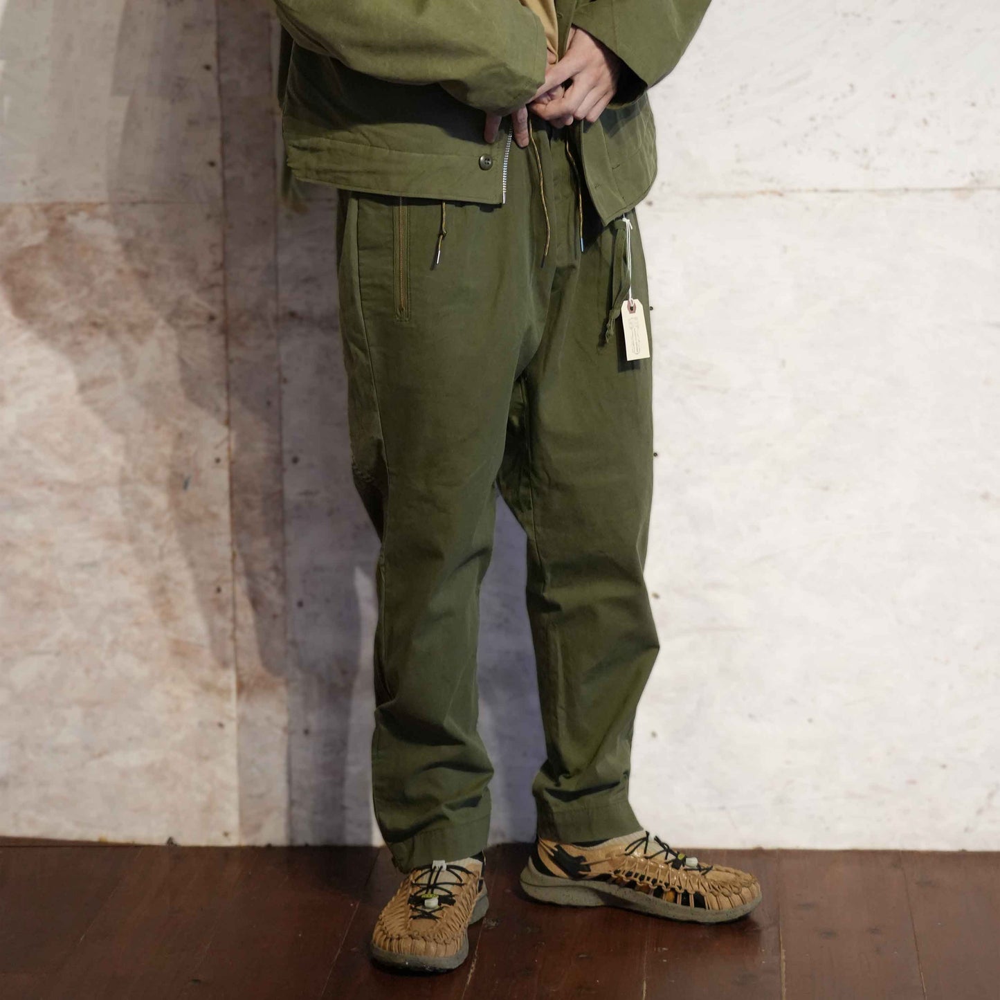 クライミングパンツ(USビンテージテントリメイク)｜T.K GARMENT SUPPLY｜リメイク・リサイクル・ナチュラルをメインコンセプトとして掲げたブランド　着用イメージ2