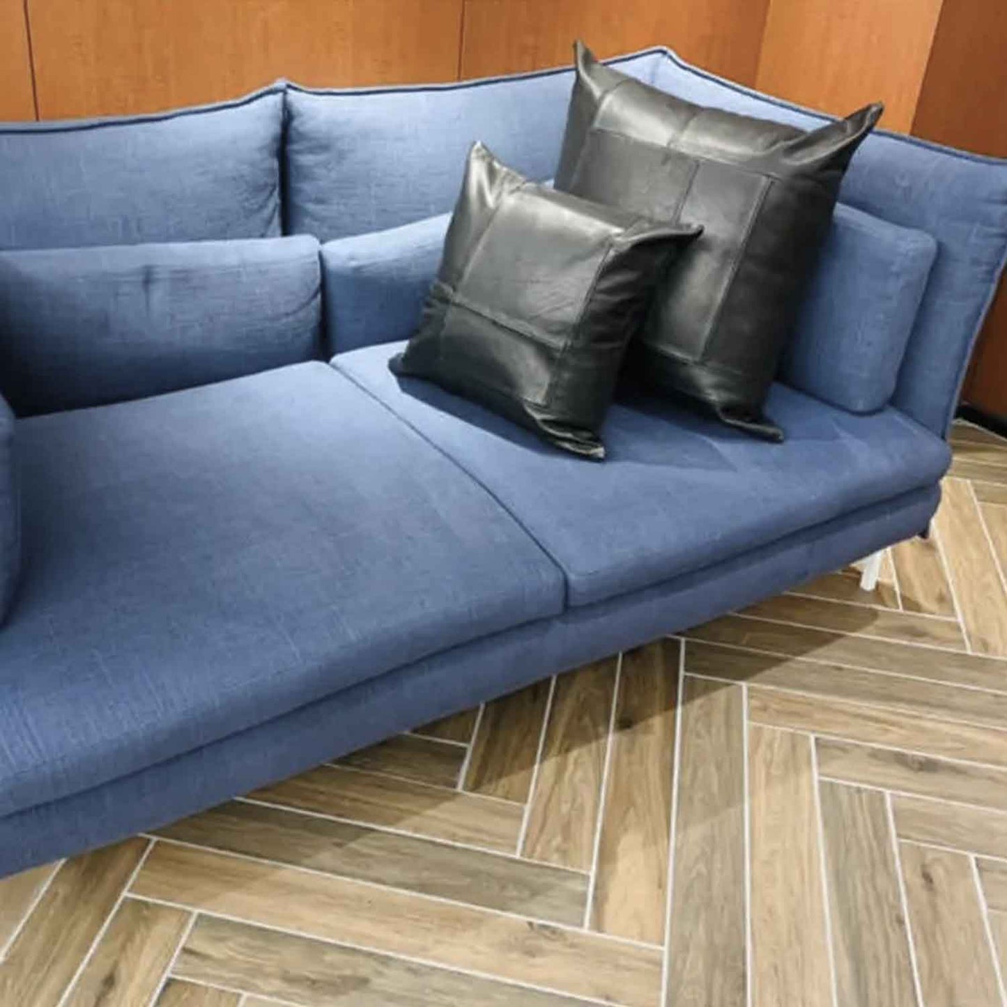 商品管理 TK-Leather クッション（TKR-CS-LPTW45）(馬革＆牛革パッチワーク45cm角ヴィンテージクッション)｜T.K GARMENT SUPPLY｜リメイク・リサイクル・ナチュラルをメインコンセプトとして掲げたブランド　ソファイメージ