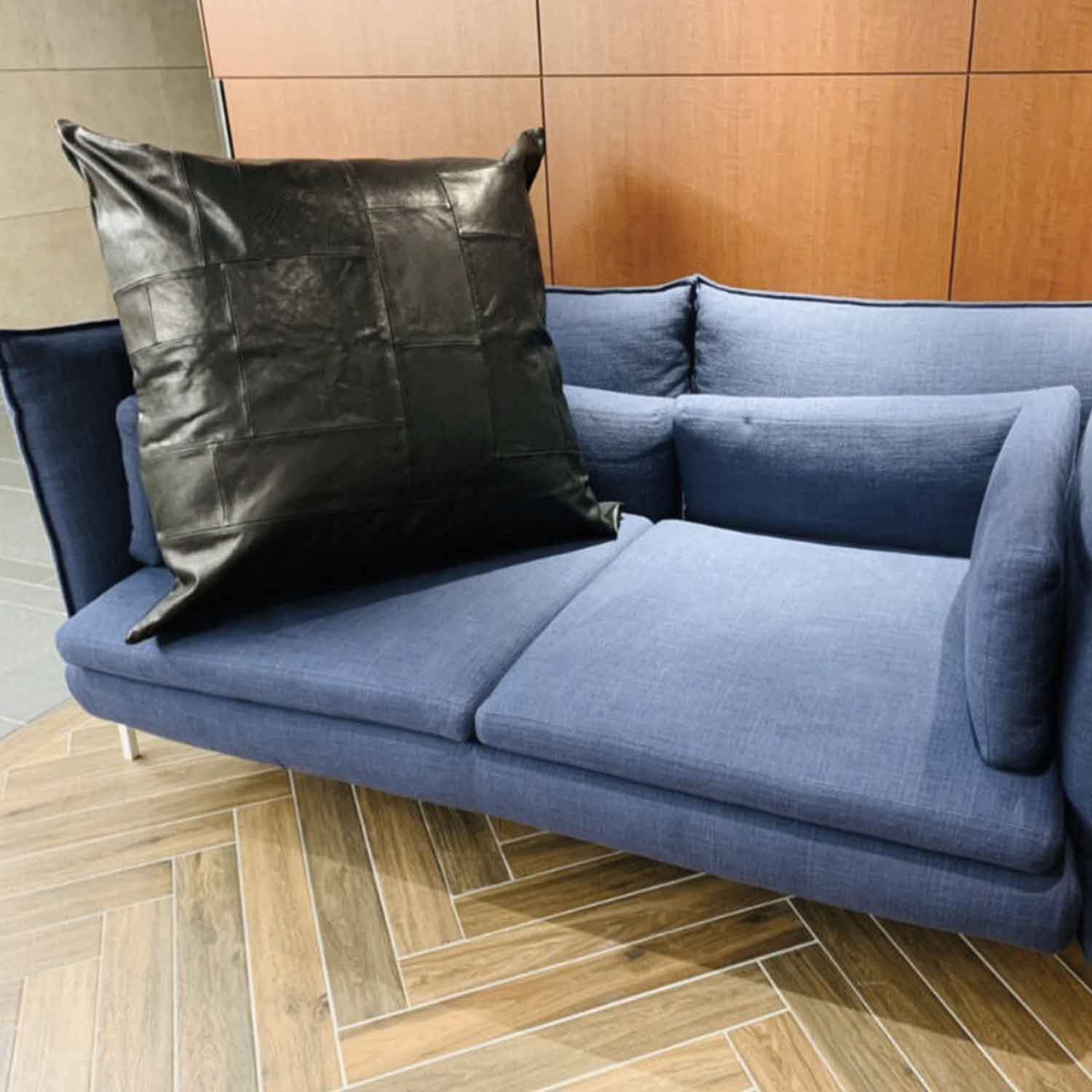 TK-Leather クッション（TKR-CS-LPTW90）(馬革＆牛革パッチワーク95cm角ヴィンテージクッション)｜T.K GARMENT SUPPLY｜リメイク・リサイクル・ナチュラルをメインコンセプトとして掲げたブランド　ソファと比べても巨大